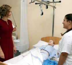 Doña Letizia visita el taller de sanidad, donde se practican cuidados auxiliares de enfermería