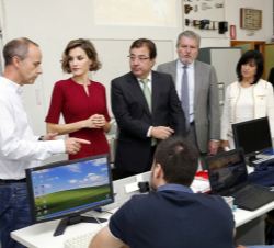Doña Letizia, durante su visita al taller de instalaciones eléctricas y automáticas