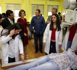 La Reina visita el aula de imagen para el diagnóstico