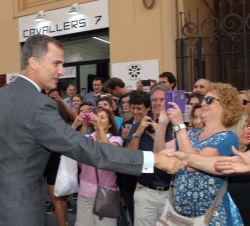 Su Majestad el Rey recibe el saludo de personas congregadas en los exteriores de la Lonja de Mercaderes