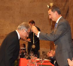 Don Felipe entrega el Premio Rey Jaime I de Protección del Medio Ambiente 2015 a Josep Peñuelas Reixach