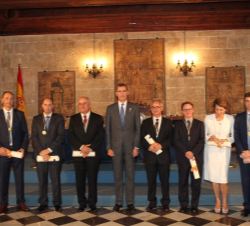 Fotografía de grupo junto a los premiados