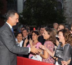 Su Majestad el Rey saluda al publico congregado en el exterior