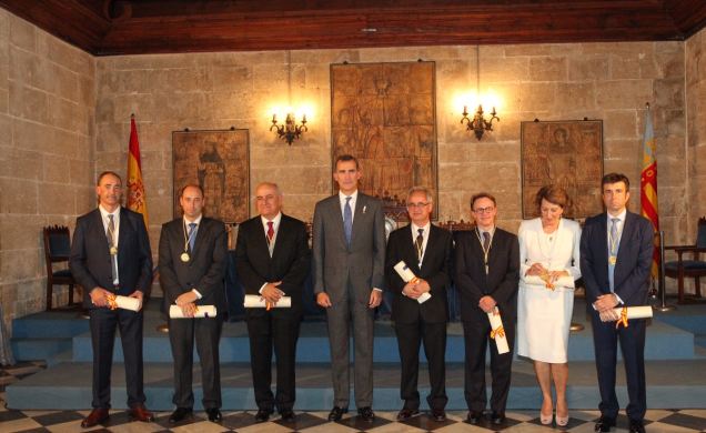 Fotografía de grupo junto a los premiados