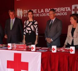 Doña Letizia en la mesa petitoria junto al presidente del Congreso de los Diputados, el presidente de Cruz Roja Española, el secretario cuarto del Con