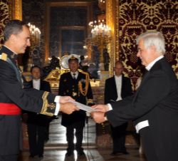Su Majestad el Rey recibe la Carta Credencial de manos del embajador de la República Helénica, Nikolaos Pazios
