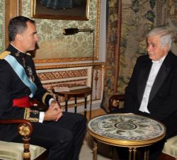 Su Majestad el Rey conversa con el embajador de la República Helénica, Nikolaos Pazios, tras recibir la Carta Credencial 