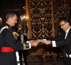 Su Majestad el Rey recibe la Carta Credencial de manos del embajador de Bosnia y Herzegovina, Darko Zelenika