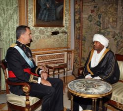 Su Majestad el Rey conversa con el embajador de la República del Sudán, Mohamed Abdalla Abdelhameed Ahmed, tras recibir la Carta Credencial 