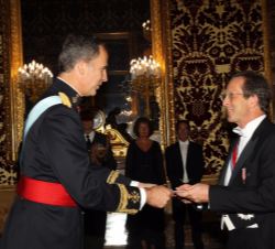 Su Majestad el Rey recibe la Carta Credencial de manos del embajador del Reino de los Países Bajos, Johanes Hendrik Mattheus Van Bonzel