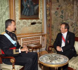 Su Majestad el Rey conversa con el embajador del Reino de los Países Bajos, Johanes Hendrik Mattheus Van Bonzel, tras recibir la Carta Credencial 