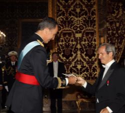 Su Majestad el Rey recibe la Carta Credencial de manos del embajador de la República Francesa, Yves Saint-Geours