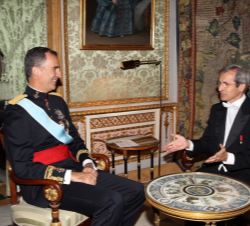 Su Majestad el Rey conversa con el embajador de la República Francesa, Yves Saint-Geours, tras recibir la Carta Credencial