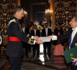 Su Majestad el Rey recibe la Carta Credencial de manos del embajador de la República Federativa de Brasil, Antonio José Ferreira Simoes