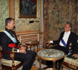 Su Majestad el Rey conversa con el embajador de la República Federativa de Brasil, Antonio José Ferreira Simoes, tras recibir la Carta Credencial