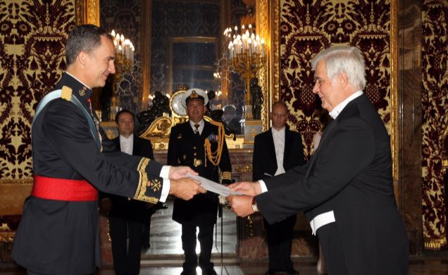 Su Majestad el Rey recibe la Carta Credencial de manos del embajador de la República Helénica, Nikolaos Pazios