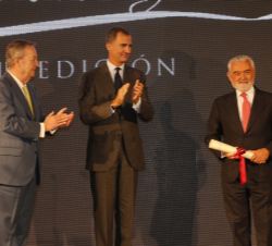 Don Felipe y el presidente del Consejo de Administración de la Corporación Voz de Galicia aplauden a Darío Villanueva