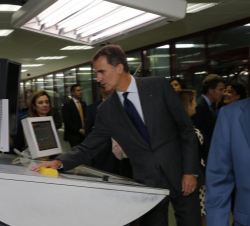El Rey, durante su visita a la sala de control de la rotativa de La Voz de Galicia