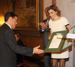 Su Majestad la Reina entrega el galardón a Miguel Ángel Domínguez