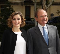 Su Majestad la Reina, a su llegada, con el presidente del Senado, Pío García-Escudero