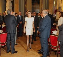 Su Majestad la Reina accede al salón de Pasos Perdidos, lugar de celebración del acto