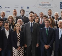 Don Felipe, con las autoridades asistentes, miembros de la Junta Directiva de CEDE, patrocinadores y ponentes