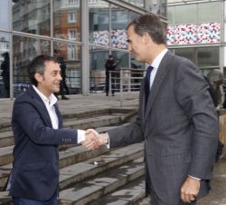 Su Majestad el Rey recibe el saludo del alcalde de A Coruña, en presencia del presidente de la Diputación Provincial