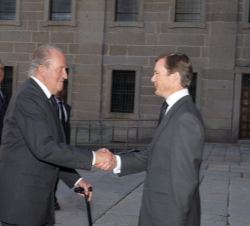 Don Juan Carlos y Doña Sofía con Pedro de Borbón-Dos Sicilias, a su llegada