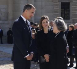 Sus Majestades los Reyes conversan con Su Alteza Real Doña Ana de Francia