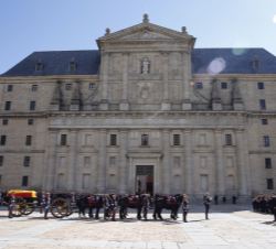 Vista de la fachada del Real Monasterio de San Lorenzo de El Escorial, durante el recorrido del armón que trasladaba el féretro