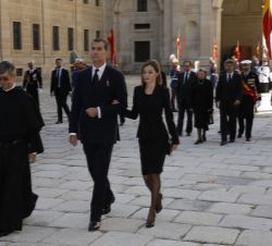Sus Majestades los Reyes, acompañados por el padre prior de la Comunidad Agustina, se dirigen a la Basílica encabezando el cortejo fúnebre