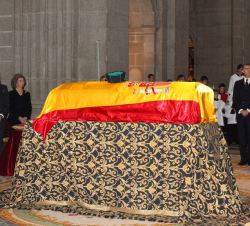 Sus Majestades los Reyes y Sus Majestades los Reyes Don Juan Carlos y Doña Sofía, junto al féretro con los restos mortales de Su Alteza Real el Infant