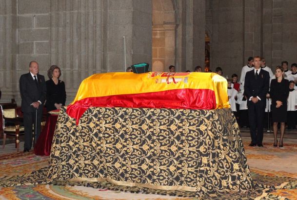 Sus Majestades los Reyes y Sus Majestades los Reyes Don Juan Carlos y Doña Sofía, junto al féretro con los restos mortales de Su Alteza Real el Infant