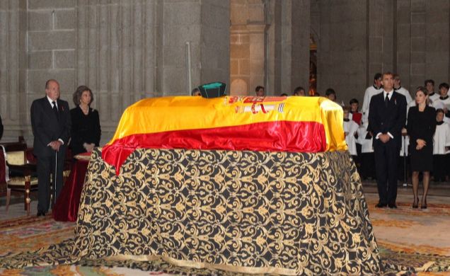 Sus Majestades los Reyes y Sus Majestades los Reyes Don Juan Carlos y Doña Sofía, junto al féretro con los restos mortales de Su Alteza Real el Infant