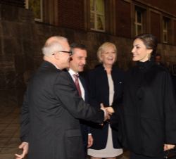 La Reina es recibida a su llegada por la ministra-presidenta de Renania del Norte-Westfalia, Hannelore Kraft, el alcalde de Düsseldorf, Thomas Geisel,