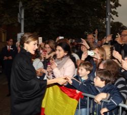 Doña Letizia saluda a los numerosos ciudadanos que la recibieron a su llegada