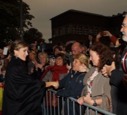 Doña Letizia saluda a los numerosos ciudadanos que la recibieron a su llegada