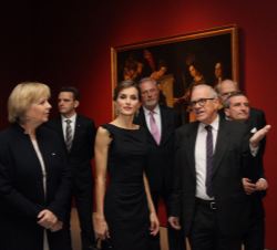 Doña Letizia atiende a las explicaciones del director general del Museum Kunstpalast, Beat Wismer