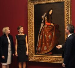 La Reina, la ministra-presidenta de Renania del Norte-Westfalia, el alcalde de Düsseldorf y el director general de la pinacoteca, junto a "Santa 
