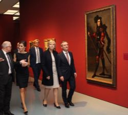 Su Majestad la Reina atiende a las explicaciones del director general del Museum Kunstpalast, Beat Wismer, durante su recorrido por la muestra