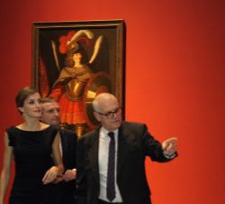 Doña Letizia, el director general del Museum Kunstpalast y el alcalde de Düsseldorf, junto a "San Miguel Arcángel" de Zurbarán