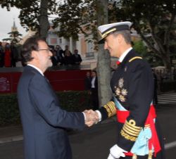 Su Majestad el Rey es recibido por el presidente del Gobierno, Mariano Rajoy
