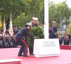 Su Majestad el Rey sitúa la corona de laurel durante el homenaje a los que dieron su vida por España