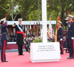 Su Majestad el Rey, tras la ofrenda de la corona de laurel durante el homenaje a los que dieron su vida por España