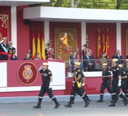 Vista de la Tribuna Real al paso de la Compañía de la Unidad Militar de Emergencias
