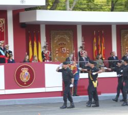 Vista de la Tribuna Real al paso de la Compañía del Grupo de Reserva y Seguridad nº 1 de la Guardia Civil