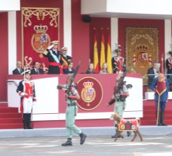 Vista de la Tribuna Real al paso de la Bandera de Infantería de la Brigada del Tercio "D. Juan de Austria" nº 3 de la Legión