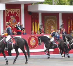 Vista de la Tribuna Real al paso del Escuadrón de Sables de la Guardia Civil