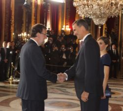 Sus Majestades los Reyes reciben el saludo del presidente del Gobierno, Mariano Rajoy
