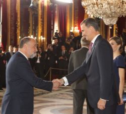 Sus Majestades los Reyes reciben el saludo del presidente del Tribunal Constitucional, Francisco Pérez de los Cobos